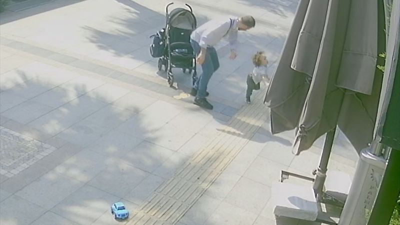 Kocaeli'de bebek arabasından düşen çocuğunu dövdü
