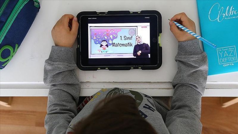 İHH'dan yetim çocuklara tablet desteği