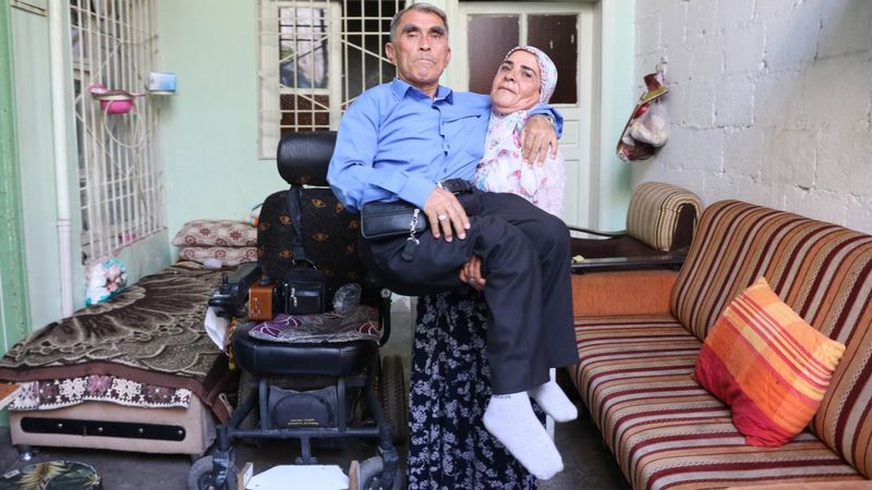 Gaziantep'te yürüyemeyen kocasını 10 yıldır sırtında taşıyor