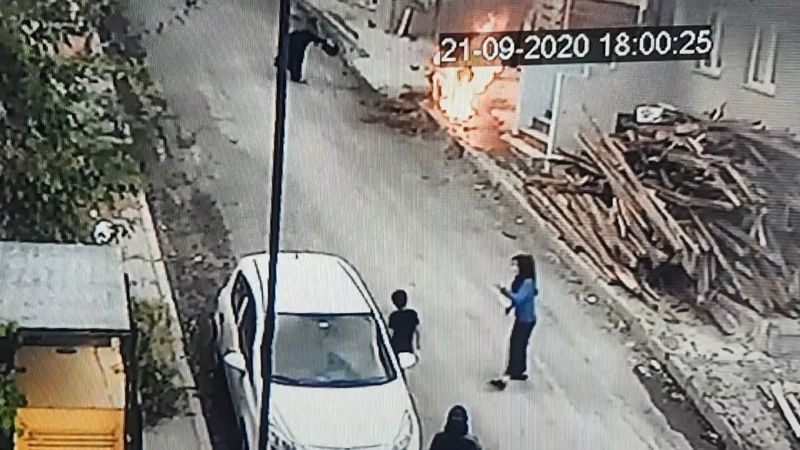 Avcılar'da ateşle oynayan çocuklar motosikleti küle çevirdi