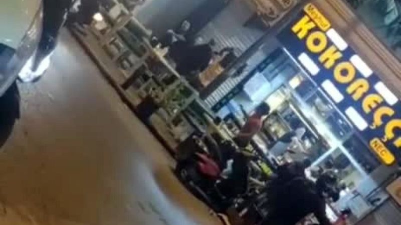 Küçükçekmece’de masa ve sandalyeler havada uçuştu