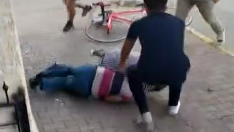 Mersin'de otomobiline çarpan bisikletli gençlerle kavga etti