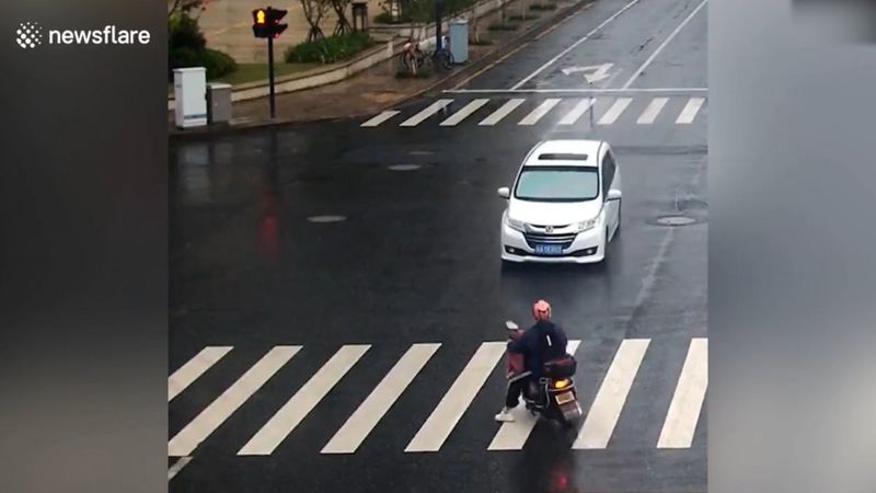 Çin'de kazada sadece ayakkabısını kaybeden şanslı adam