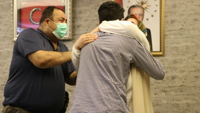 HDP önündeki ailelerden biri daha evladına kavuştu