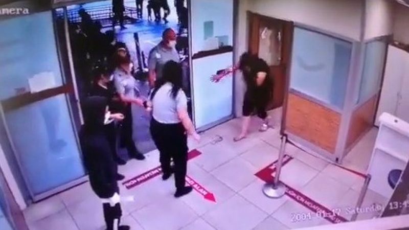 İstanbul'da polis copuyla camları kırdı, polise saldırdı