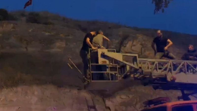 Şanlıurfa'da Türk bayrağını indirmeye çalışan şahıs yakalandı