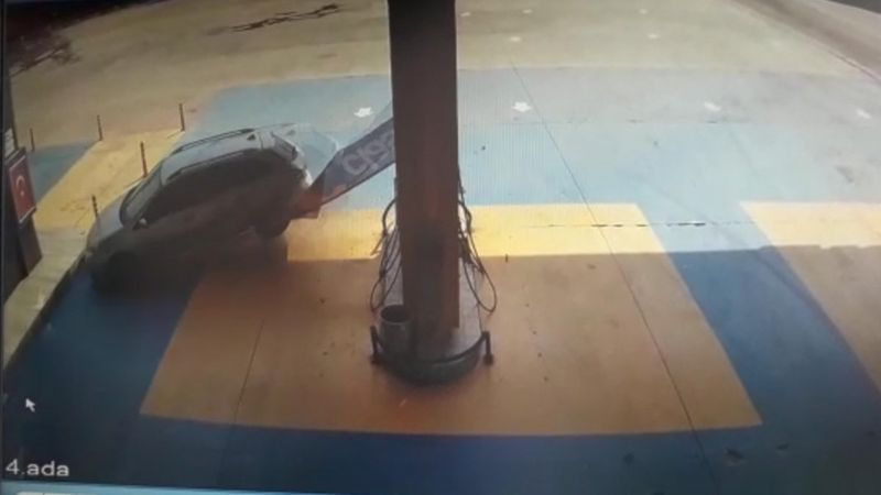 Bursa'da otomobilin akaryakıt istasyonuna girdiği kaza