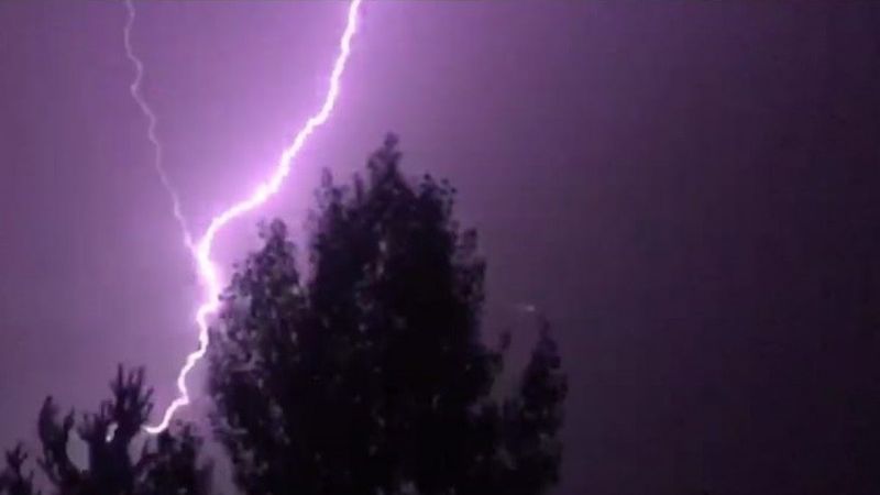 Erzurum’da geceyi şimşekler aydınlattı