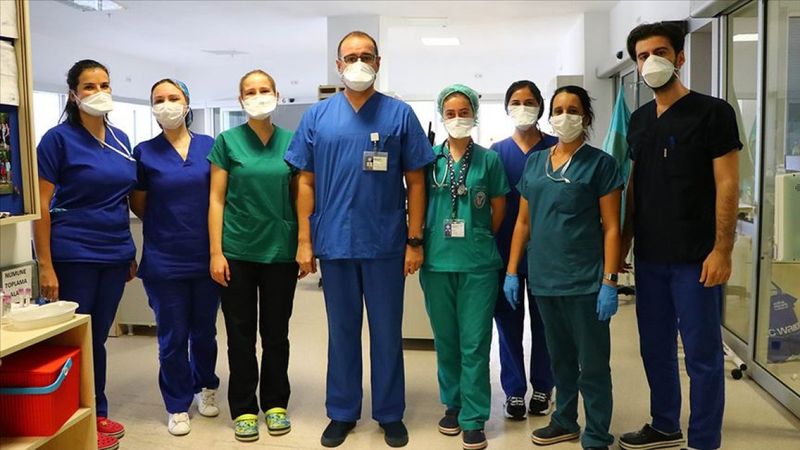 Doktorlar: Bu kadar insan ölmüşken virüsün gerçekliği sorgulanmamalı