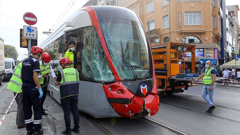 Laleli'de tramvay ile tur otobüsü çarpıştı