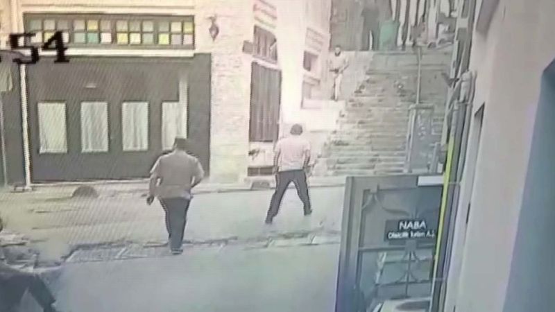 İstanbul'da yabancı uyruklu aileyi darp ederek gasp ettiler