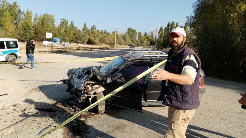 Gümüşhane'de iki otomobil kafa kafaya çarpıştı: 8 yaralı