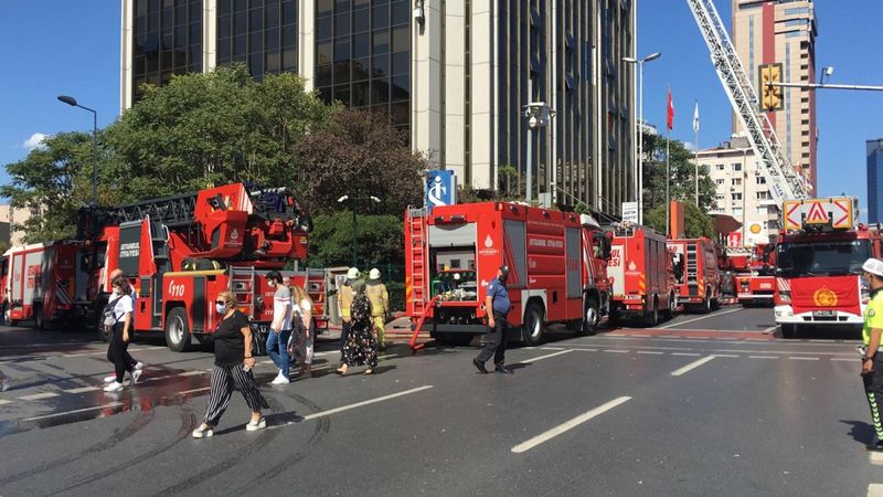 Beşiktaş'ta iş merkezinin çatısında yangın çıktı
