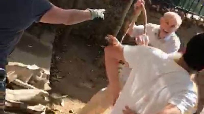 Beykoz'da komşularına sopayla saldıran yaşlı adam