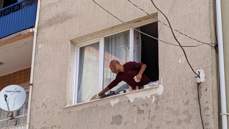 İzmir'de eşyaları sokağa atıp pencere kenarında kahvaltı yaptı