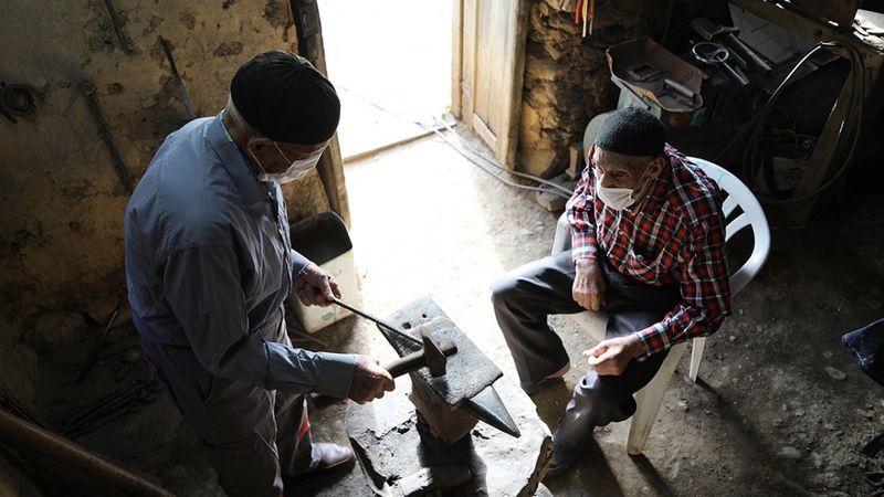 Bingöllü demirci kuzen dedeler, yıllara meydan okuyor