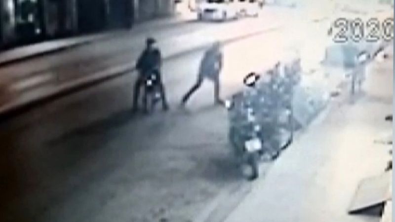 Konya'da elektrikli motosikleti gözler önünde çaldılar