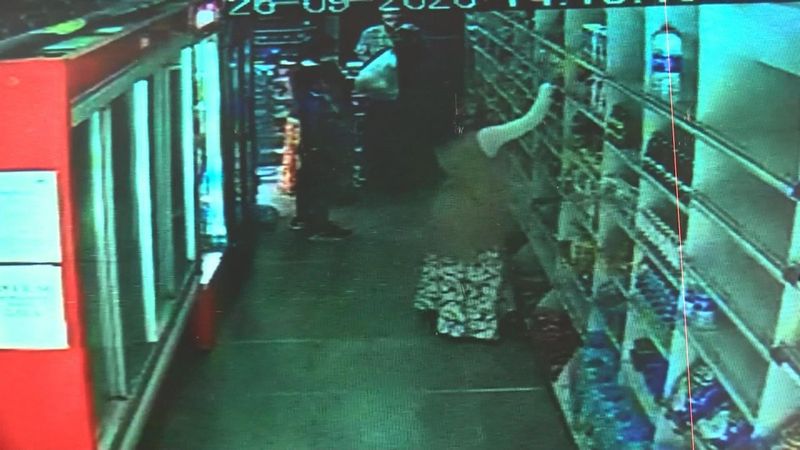 Küçükçekmece'de marketten ürün çalan kadınlar kamerada