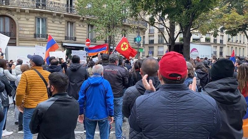 Paris'te PKK'lılardan Ermenistan'a destek