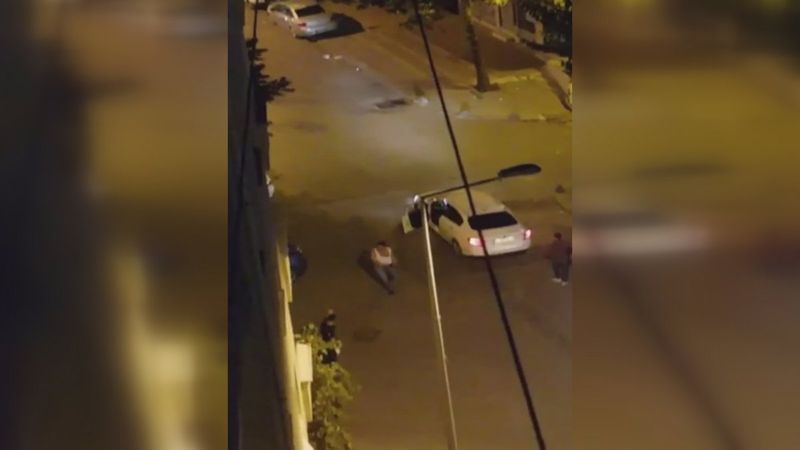 Küçükçekmece'de kahvehaneye pompalı tüfekle saldıran şahıs kamerada