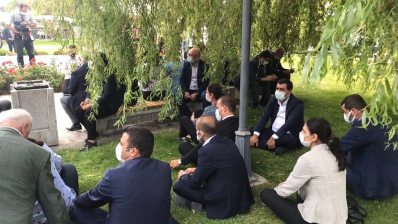 HDP'den Meclis bahçesinde oturma eylemi