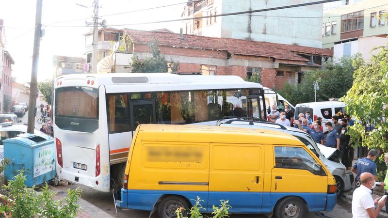 Kocaeli'de direksiyon başında kalp krizi geçiren sürücü 3 araca çarpıp öldü