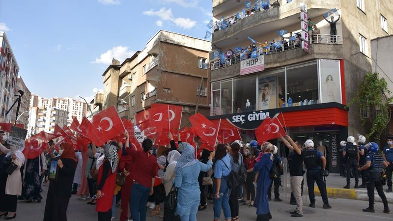 Şırnak'ta terör mağduru aileler HDP binası önünde eylem yaptı