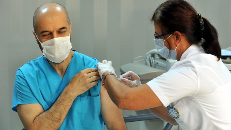 Bursa'da koronavirüs aşısı sağlık çalışanına uygulandı