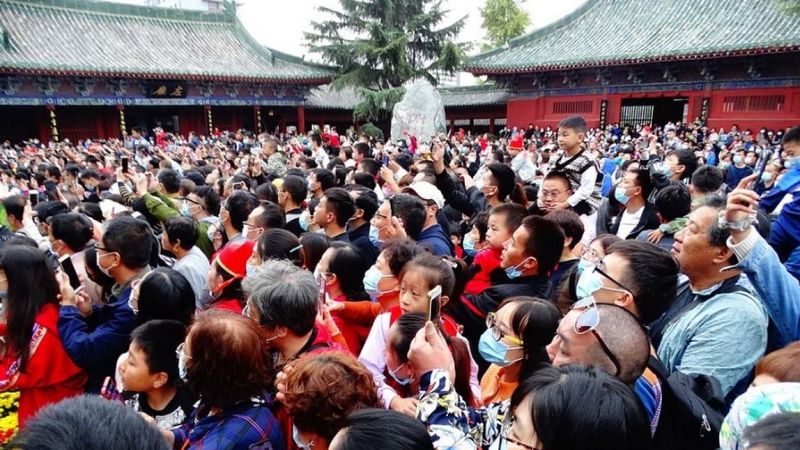 Çin intikam alıyor: Koronavirüs yokmuş gibi kutlamalar var