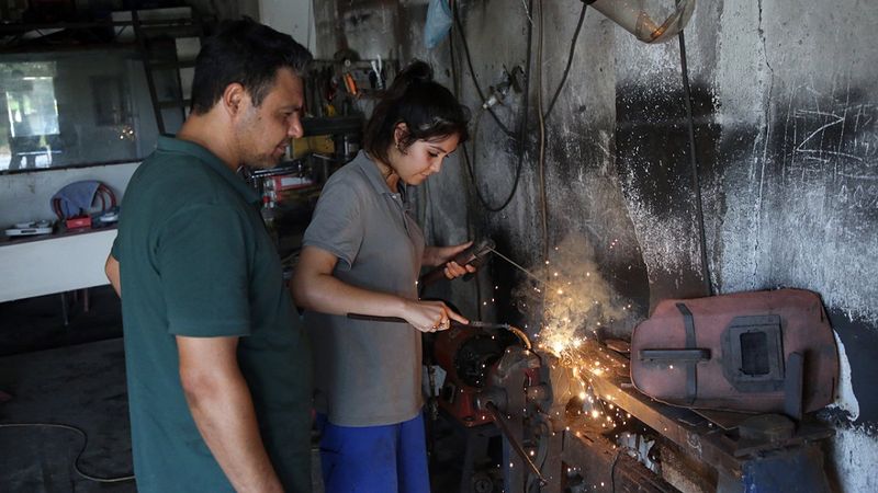Mersin'de genç kız, demirci babasının çırağı oldu