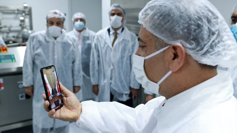 Cumhurbaşkanı Erdoğan, Fahrettin Koca'yla aşı çalışmalarını görüştü