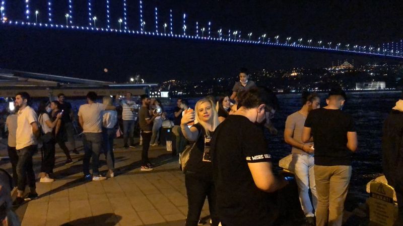 Taksim ve Ortaköy’de koronavirüs unutuldu