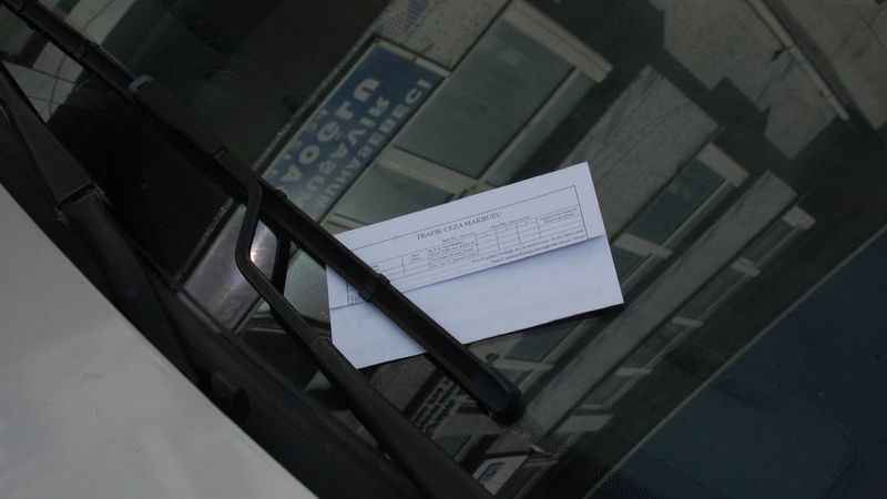 Edirne'de polisler ceza makbuzu şeklindeki broşürlerle hırsızlığa dikkat çekti