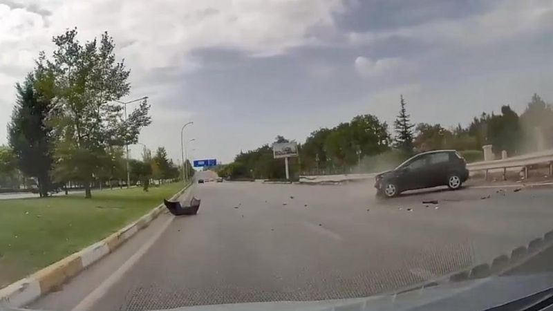 Eskişehir'de otomobilin bariyere çarpma anı