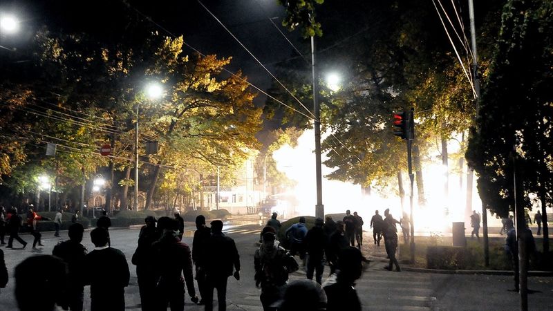 Kırgızistan'da protestocular parlamentoyu işgal etti