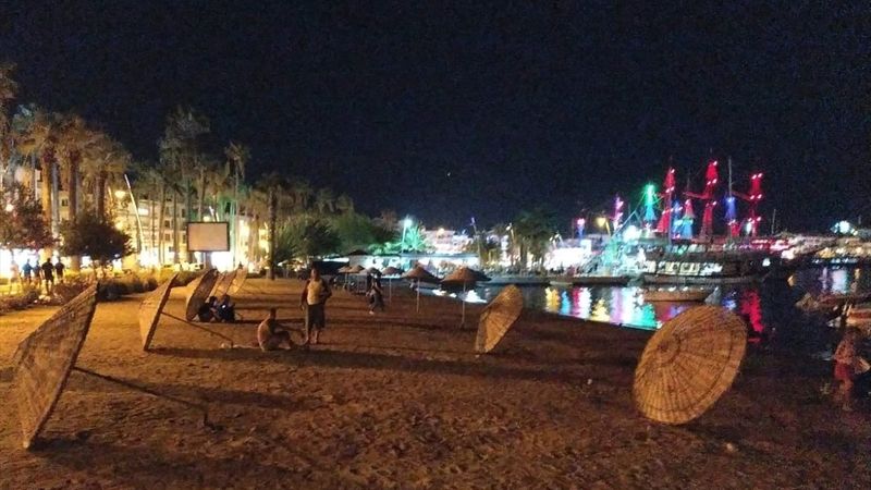 Muğla'da bir kişi, plajdaki şemsiyeleri kırdı