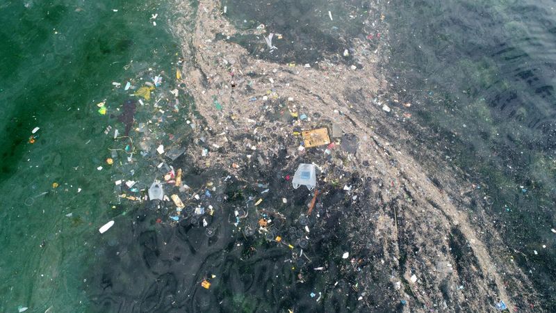 Yenikapı sahili çöplüğe döndü