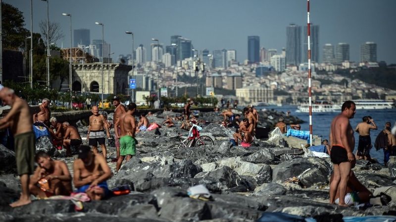 İstanbullular serinlemek için denize girdi