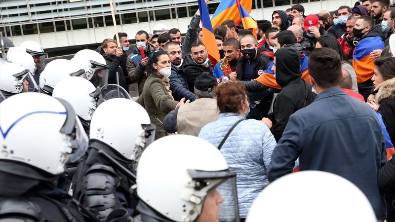 AB kurumları önünde gösteri yapan Ermenilere polis müdahale etti