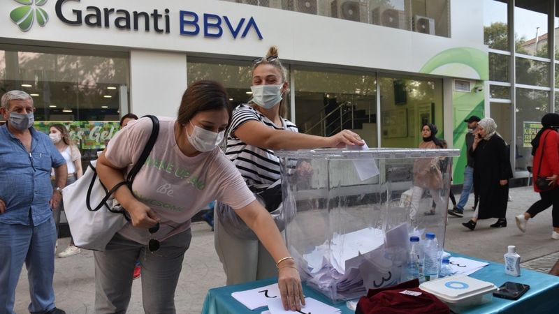 CHP'li İzmit Belediyesi dikeceği heykeli halk oylamasına sundu