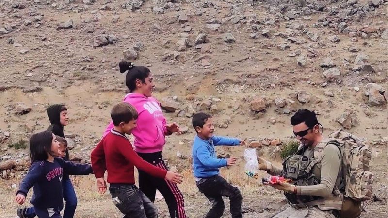 Jandarma çantasındaki kumanyasını çocuklarla paylaştı