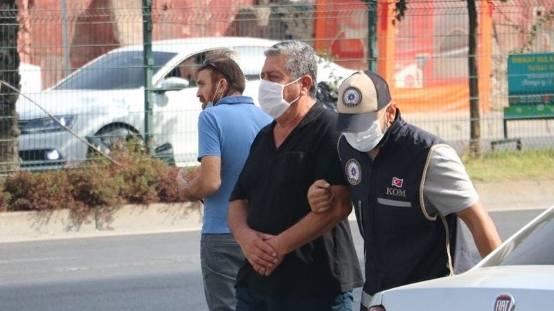 Evde sahte içki üretimi yaparken yakalandı