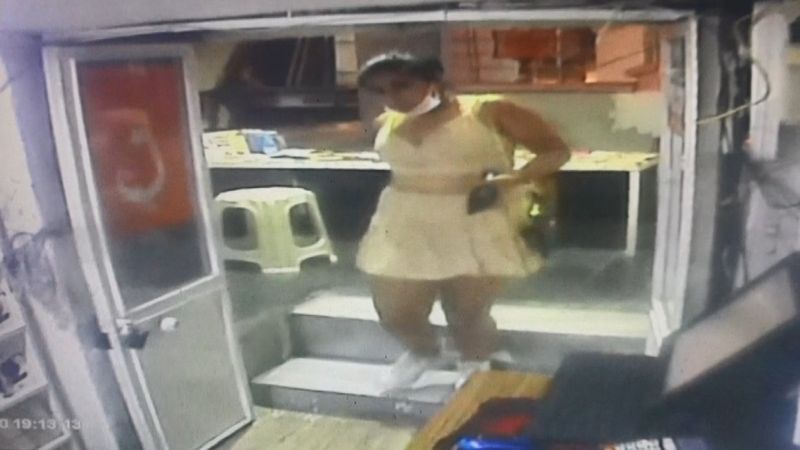 Kocaeli'de kitapçıdan cep telefonu çalan kadın kamerada