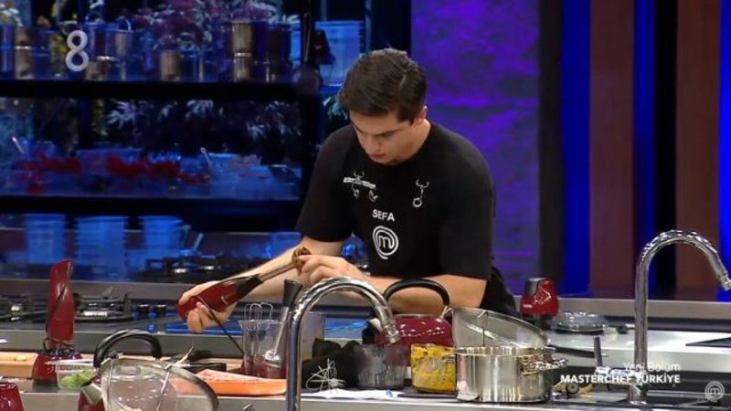 MasterChef'te Sefa parmağını mutfak robotuna kaptırdı