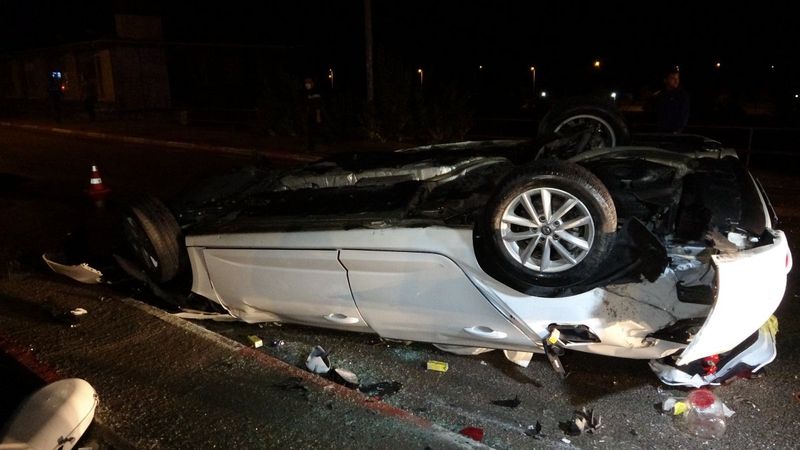 Karabük'te ters dönen araçtaki aile, ölümden döndü