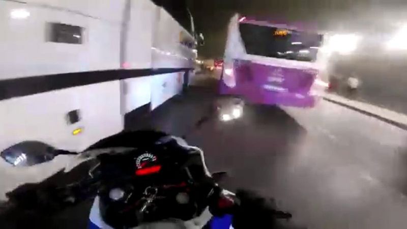 Esenyurt’ta motosikletli sürücü iki otobüsün arasında kaldı