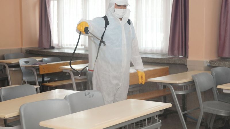 Sınıflarda pozitif vaka çıkarsa ne olacak? Sağlık Bakanlığı okul rehberi hazırladı