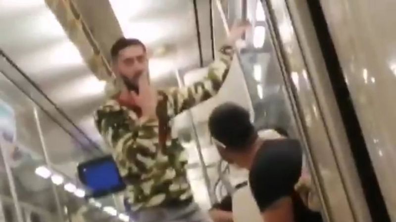 İzmir’de toplu taşımada şarkı söyleyip, sigara içtiler