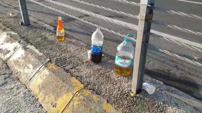 Tarabya sahiline atılan idrar şişeleri