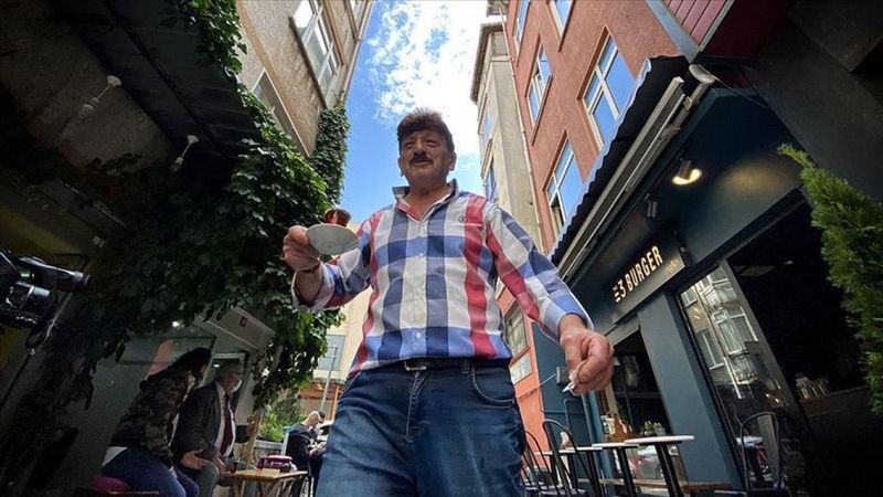 Çengelköy çaycısıdan müşterilerine şarkılı servis